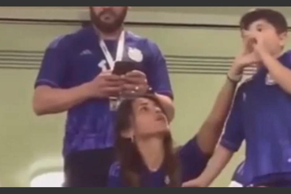 Mateo Messi le tiró un objeto a la afición y Antonella desató su ira. (Foto: Captura de pantalla)