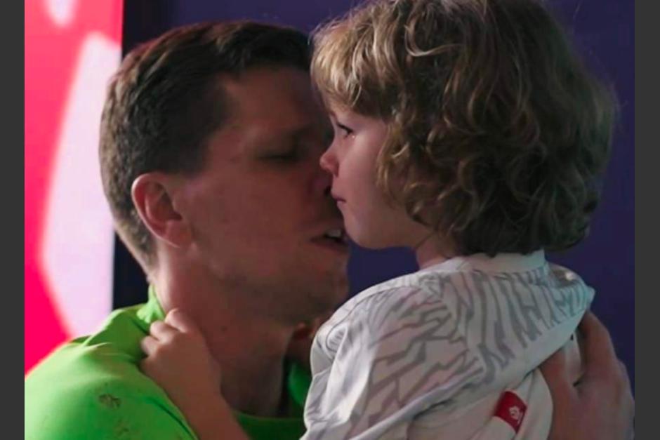 Szczesny consuela a su hijo tras la eliminación de Polonia. (Foto: Captura de pantalla)