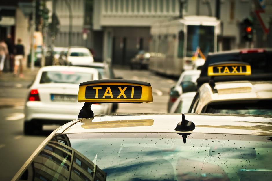 Las jovencitas relataron el miedo que sintieron al quedar atrapadas por el taxista. (Foto: Pixabay)