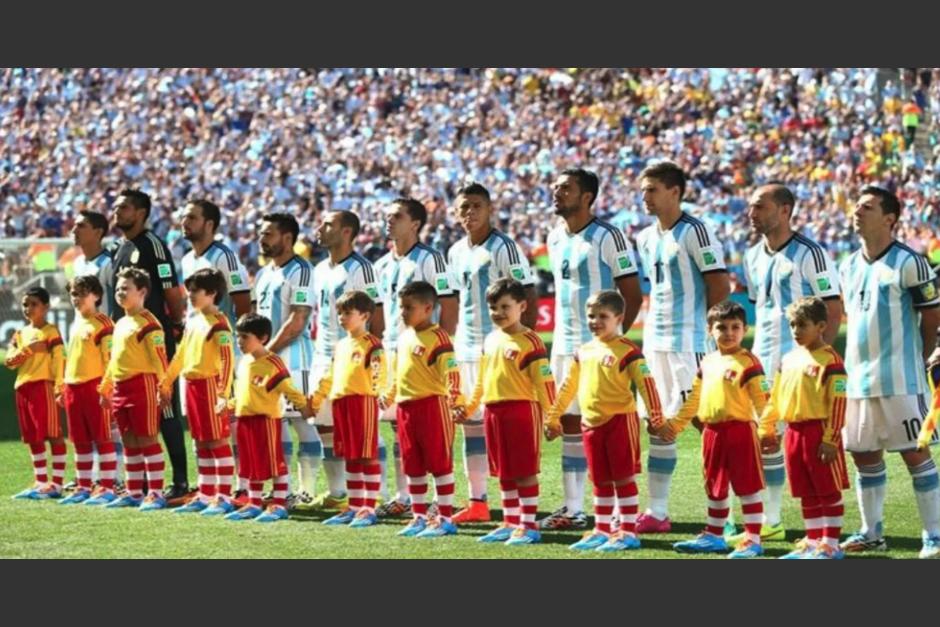 Cada futbolista ingresa con un niño a la cancha previo al encuentro. (Foto: Sopitas)