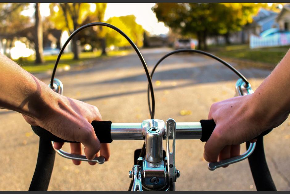 El ciclista se conducía d forma correcta por la carretera cuando fue embestido por el imprudente motorista. (Foto: Pixabay)