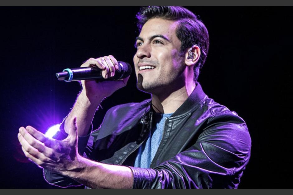 Carlos Rivera casi termina en el suelo luego de que una fan se le aventara. (Foto: Cadena Dial)