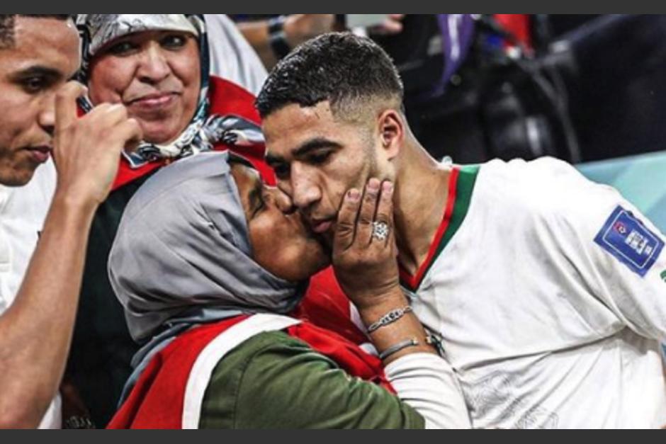 Hakimi celebró la victoria frente a España con un beso a su madre. (Foto: Instagram)