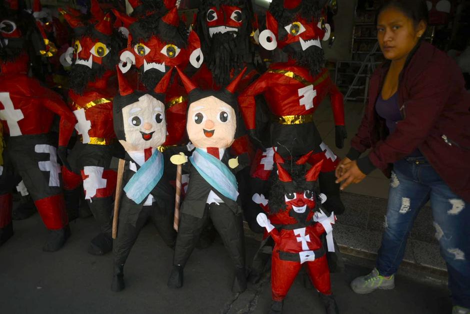 Los artesanos han elaborado estas piñatas para que sean quemadas el 7 de diciembre. (Foto: Wilder López/Soy502)