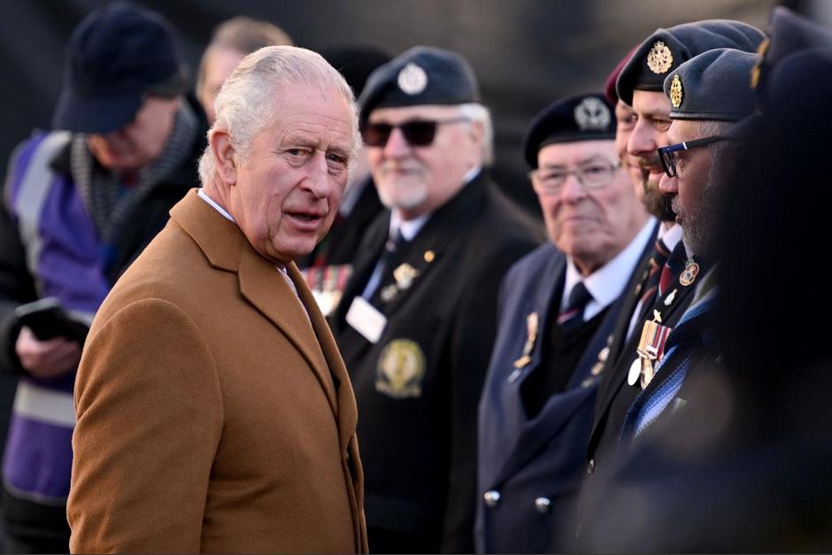 El Rey Carlos fue trasladado hacia un lugar seguro tras sufrir el percance, pero que no le dio en su integridad. (Foto: AFP)