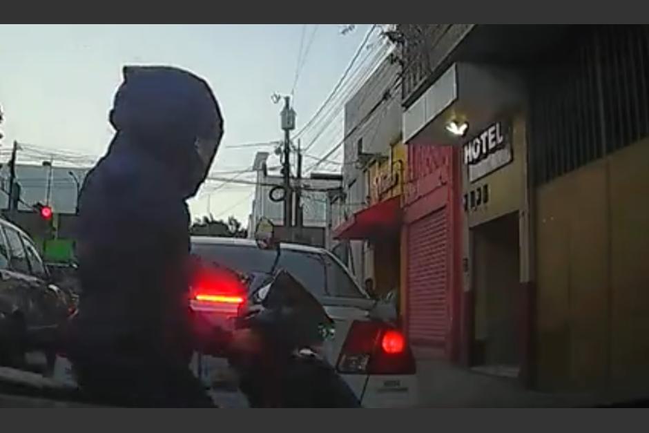 Captan el intento de robo a un conductor que se encontraba detenido en la zona 1 capitalina. (Foto: captura de video)