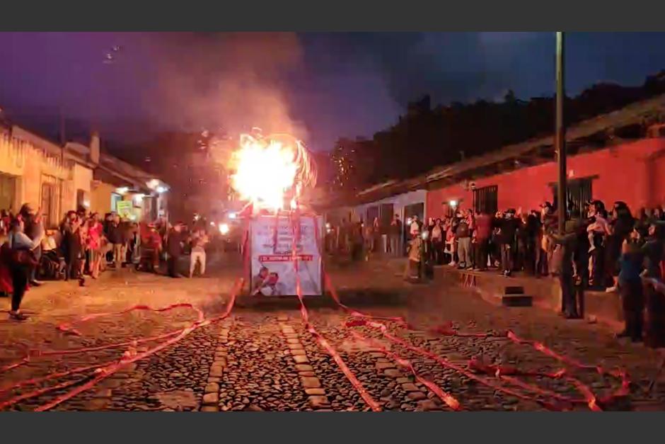 Así se realizó la tradicional quema del diablo en La Antigua Guatemala, la noche de este 7 de diciembre. (Foto: captura de video/ La Jacaranda en Guatemala)