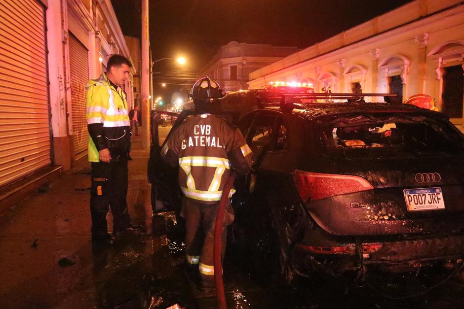 Un vehículo lujoso se incendió la noche de este viernes en las afueras del Congreso de la República. (Foto: Bomberos Voluntarios)