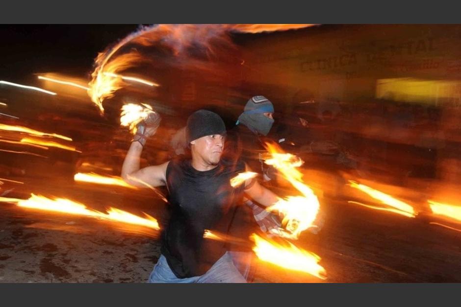 La tradicional celebración de las bolas de gas que terminó en disturbios en San Cristóbal Verapaz. (Foto: Unete San Cristóbal)