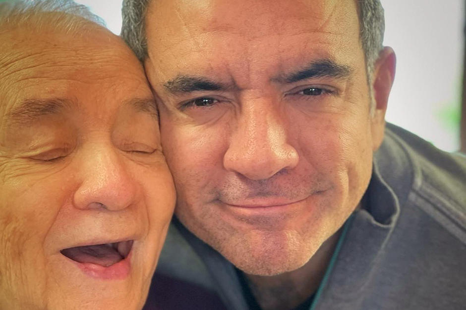 El famoso guatemalteco disfruta de los momentos de lucidez de su madre, explic&oacute; en redes sociales. (Foto: Twitter/H&eacute;ctor Sandarti)
