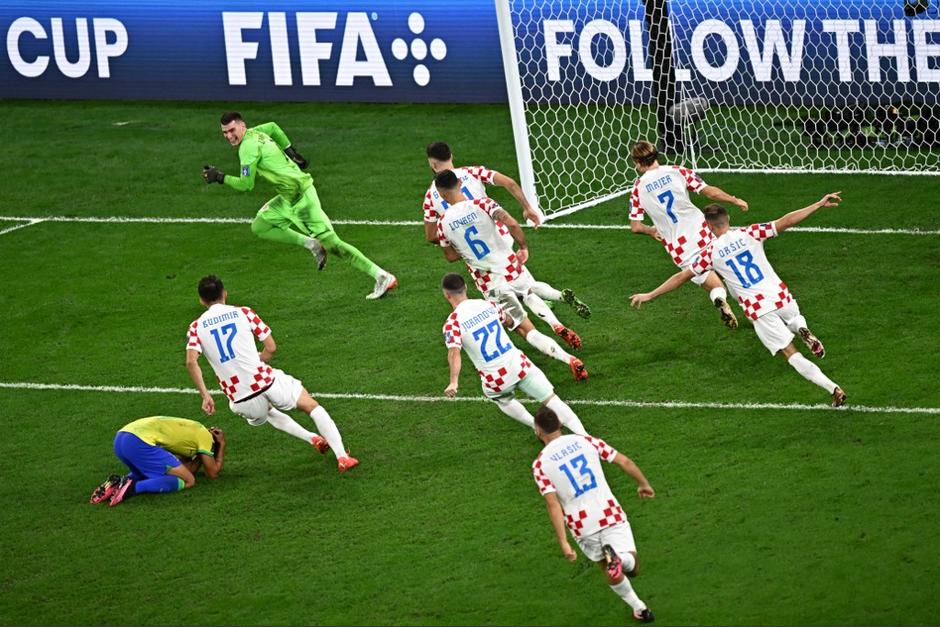 El jugador brasile&ntilde;o qued&oacute; tendido sobre el c&eacute;sped mientras los croatas celebraron la victoria. (Foto: AFP)