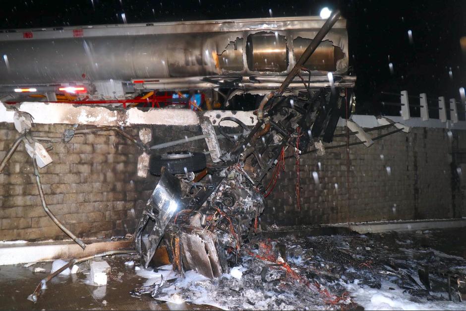 El incidente se produjo en horas de la noche en el paso a desnivel de Chimaltenango. (Foto: Bomberos Voluntarios)