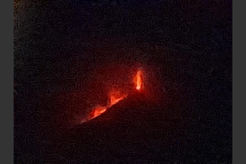 Volcán de Fuego incrementa su actividad eruptiva durante la noche de este sábado 10 de diciembre. (Foto: Conred)&nbsp;