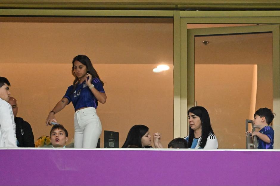La familia de Messi salió del estadio imitando la peculiar frase. (Foto: AFP)&nbsp;