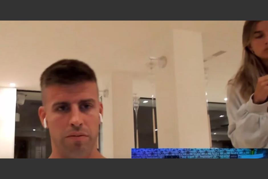 Clara Ch&iacute;a fue captada en la casa de Shakira, mientras Piqu&eacute; realizaba una transmisi&oacute;n en vivo. (Foto: captura de pantalla)&nbsp;