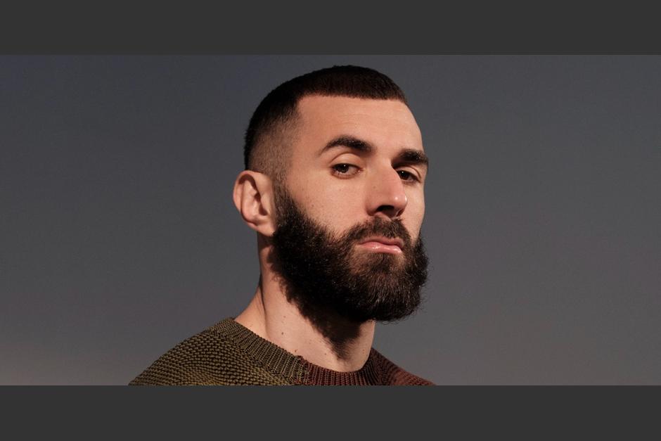 Karim Benzema le brinda &aacute;nimos a sus compa&ntilde;eros de la selecci&oacute;n de Francia. (Foto: Esquirelat)