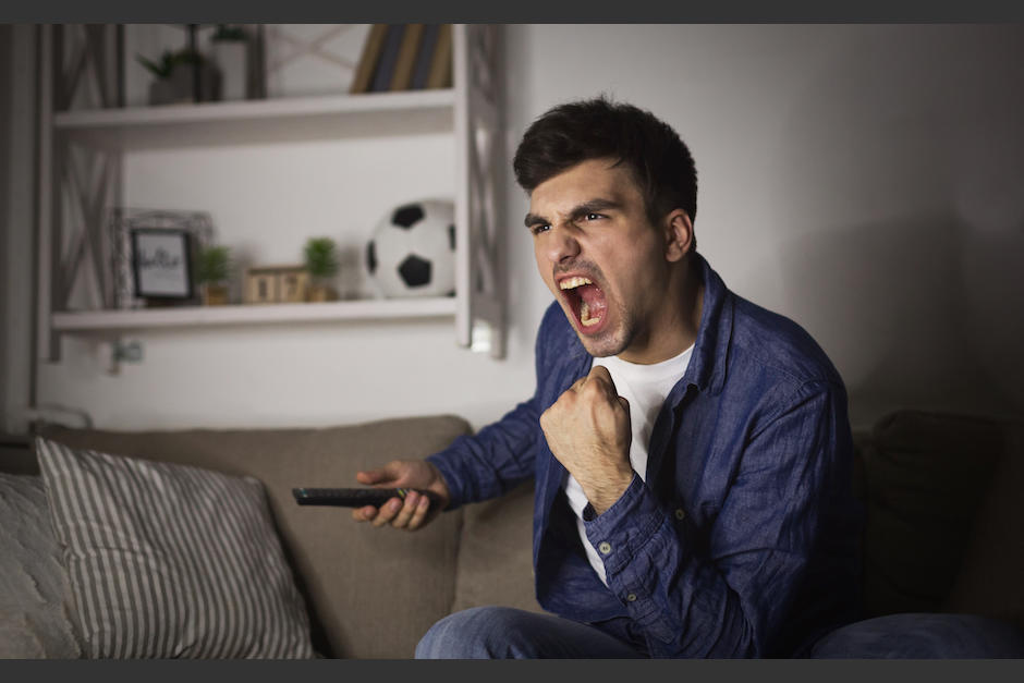 Un aficionado argentino resultó herido tras impactar contra una puerta de vidrio. (Foto: Shutterstock)