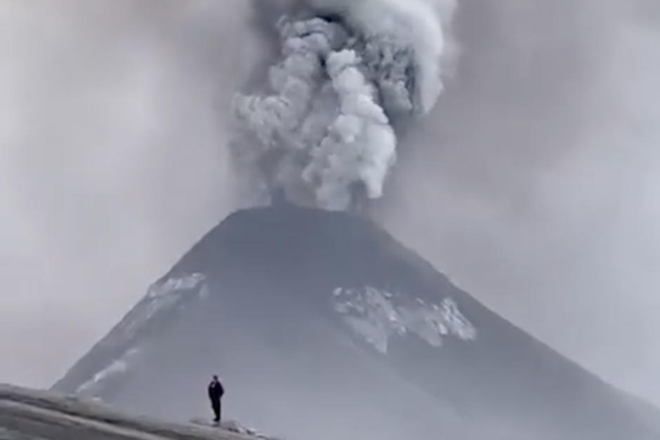 El volcán terminó el domingo una fase eruptiva que obligó al cierre temporal del Aeropuerto La Aurora. (Foto: captura de pantalla)