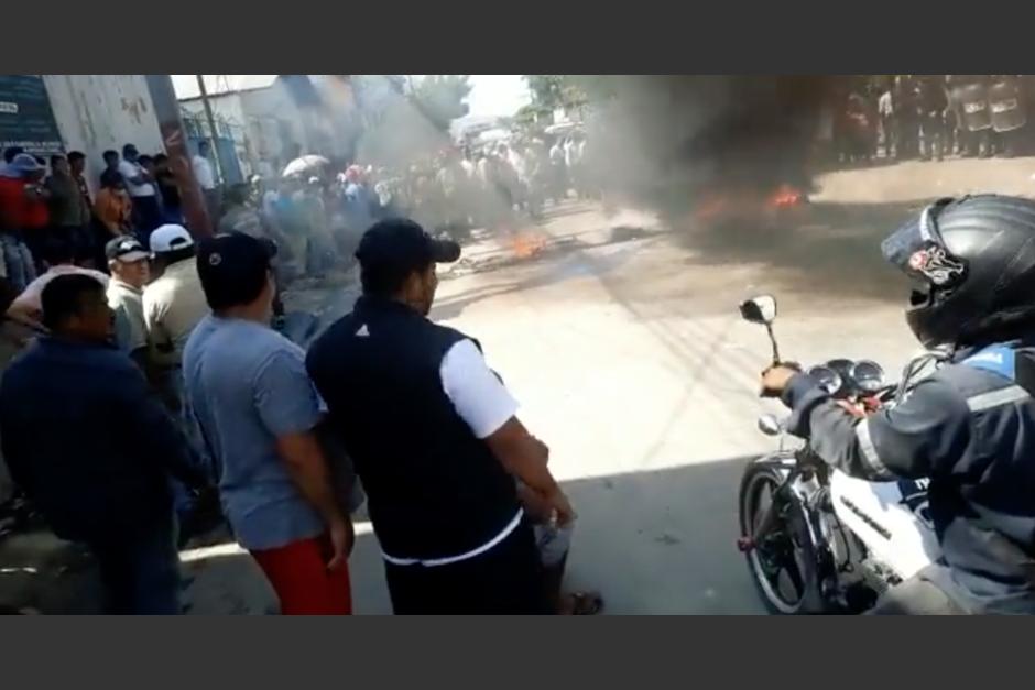 Vecinos de al menos diez comunidades realizan manifestación en Morales, Izabal por problemas en el suministro de energía eléctrica. (Foto: captura de video)