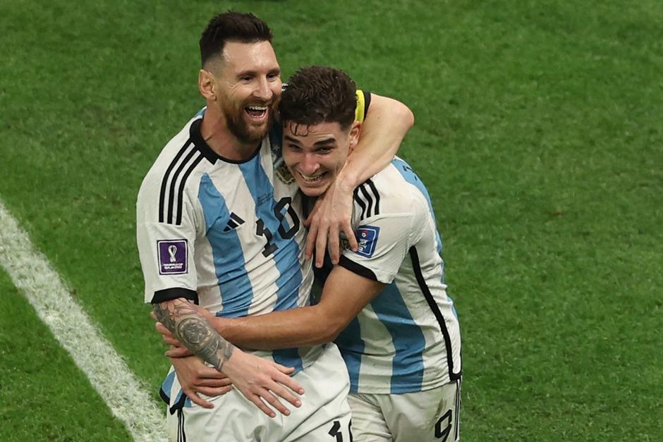 Juli&aacute;n &Aacute;lvarez se abraza con Lionel Messi en uno de los goles que ambos festejaron en Qatar 2022. (Foto: AFP)