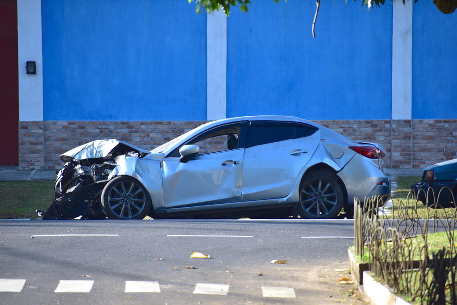El automóvil se encuentra abandonado con severos daños en la colonia Santa Rosa II, de la zona 12. (Foto: Fredy Hernández/Soy502)