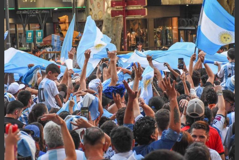 Un abuelito argentino disfrutó el partido de su selección afuera de un local. (Foto: Vía País)