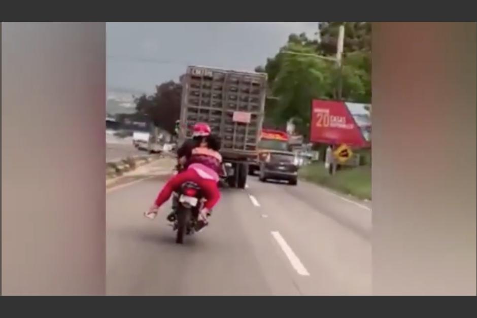 Una mujer estuvo a punto de caer de una motocicleta mientras se conducían en la bajada de Villalobos. (Foto: captura de video)