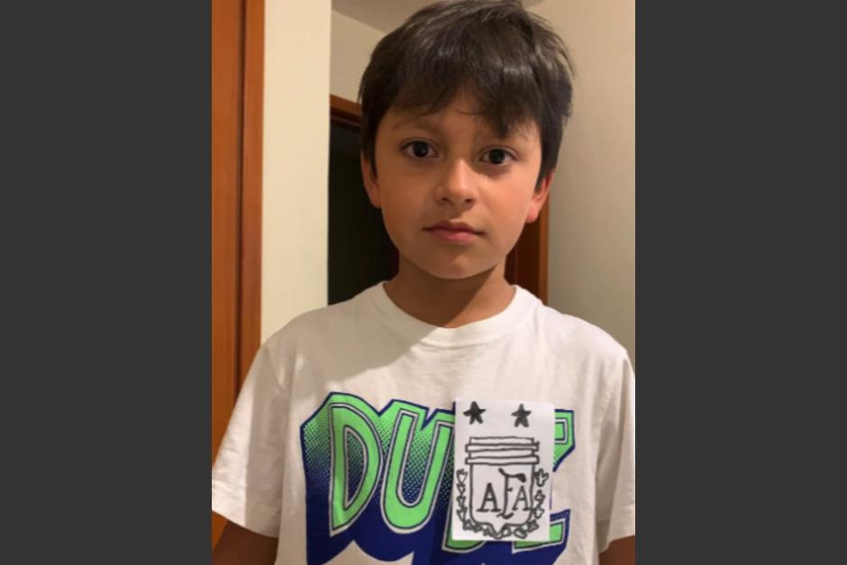 El niño ecuatoriano que conmovió las redes sociales al crear su propia camisola de su ídolo Messi. (Foto Twitter: Chobo Álvarez)