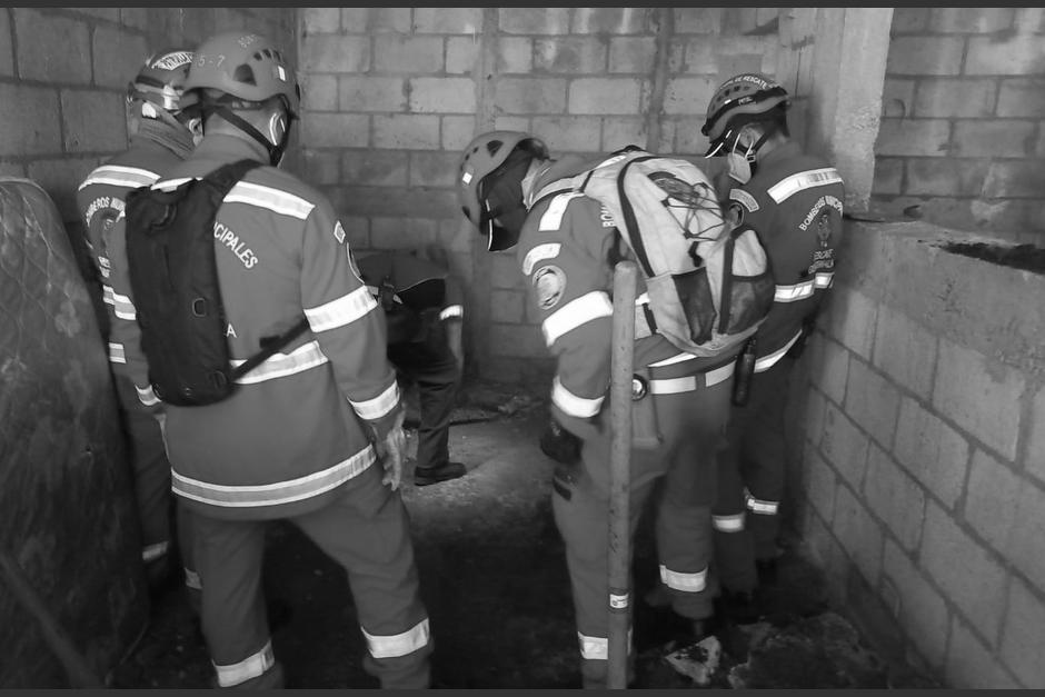 As&iacute; fue como se encontraron los cuerpos enterrados en una vivienda en construcci&oacute;n. (Foto: Bomberos Municipales)