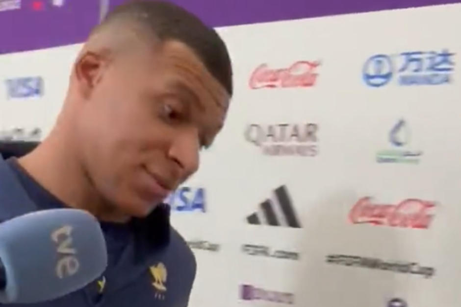 El gesto de Mbappé a la pregunta del duelo contra Messi lo dice todo, pues solo abrió los ojos y arqueó las cejas. (Foto: Twitter)