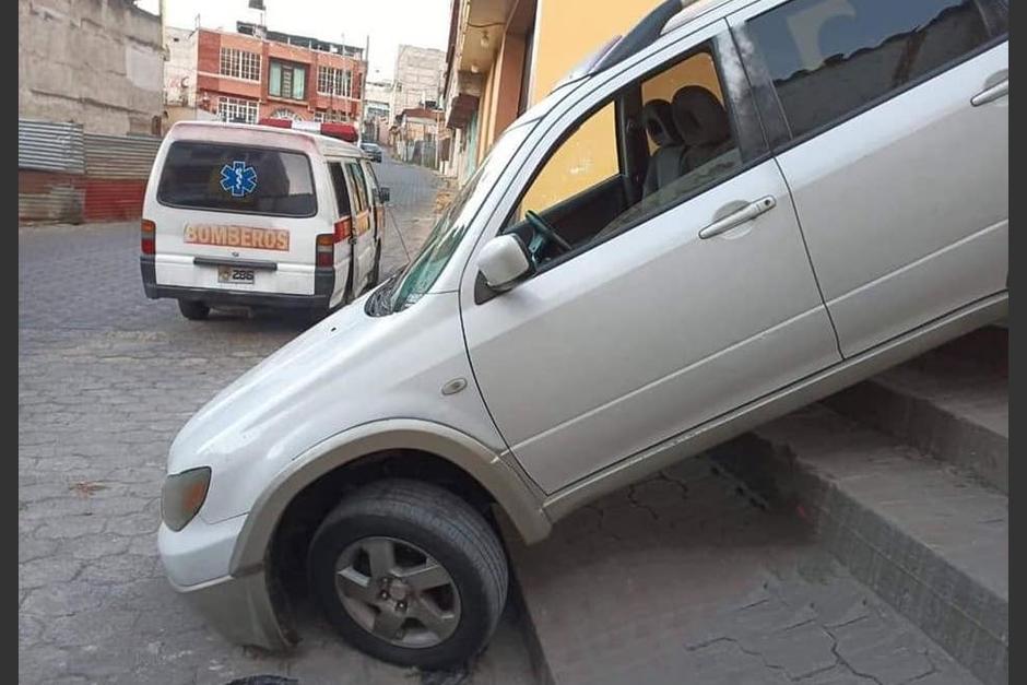 El incidente dej&oacute; al conductor con una crisis nerviosa tras caer por la escalinata. (Foto: Bomberos Voluntarios)
