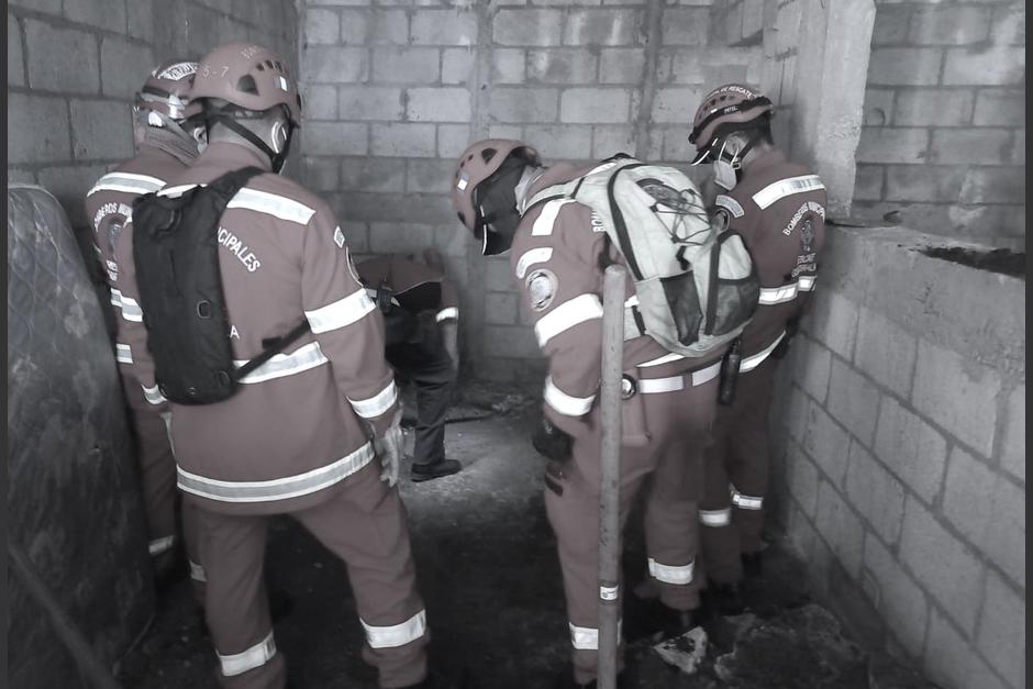 Los Bomberos Municipales participaron en la excavaci&oacute;n para localizar los cad&aacute;veres. (Foto: Bomberos Municipales)