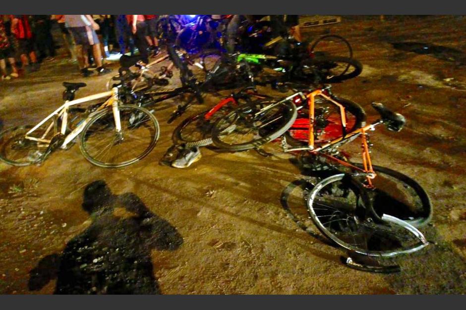 Las bicicletas de las víctimas sufrieron graves daños tras el fuerte impacto. (Foto:&nbsp;@lanotaenlinea)