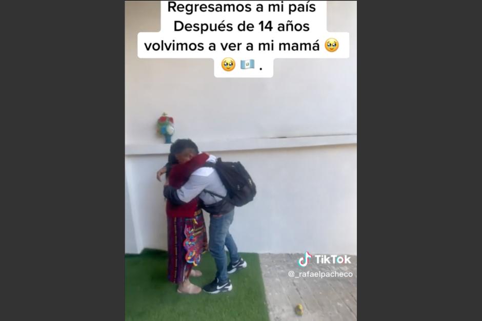 Un guatemalteco se reencontró con su madre después de 14 años fuera del país. (Foto: captura de video)