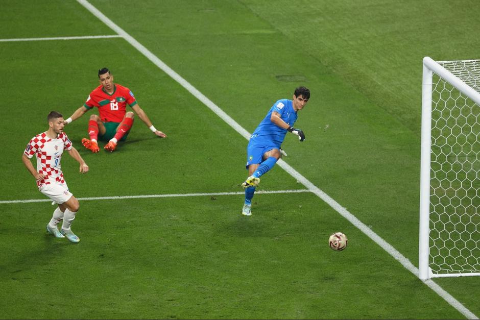 El guardameta de Marruecos estuvo cerca de cometer el error más insólito del Mundial. (Foto: AFP)