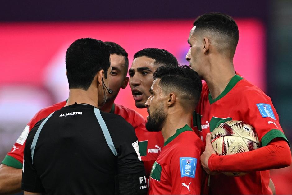 Los jugadores marroquíes se mostraron molestos por las decisiones del árbitro qatarí. (Foto: AFP)
