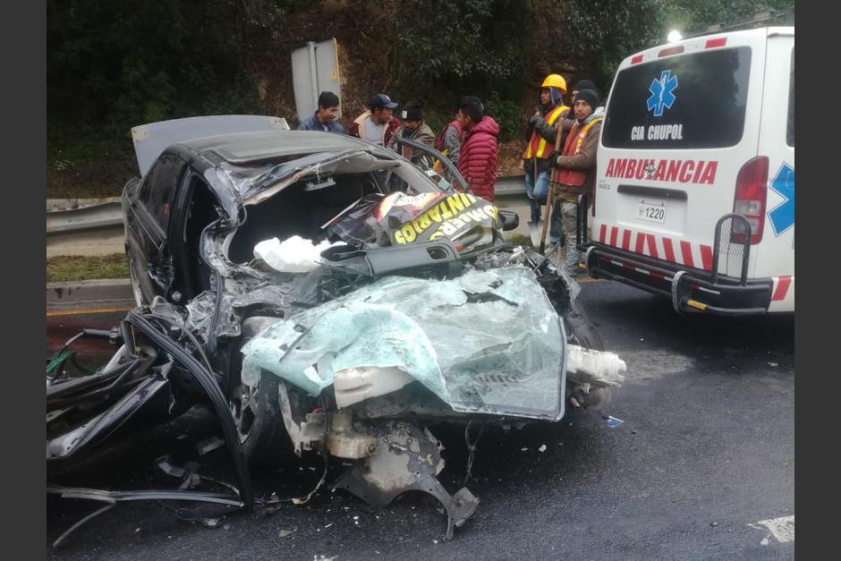 Un sedan choc&oacute; de frente contra un cami&oacute;n en Chichicastenango. (Foto: Bomberos Voluntarios)
