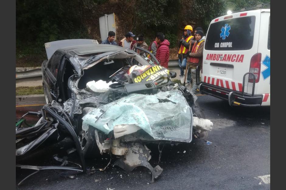 Un sedan chocó de frente contra un camión en Chichicastenango. (Foto: Bomberos Voluntarios)