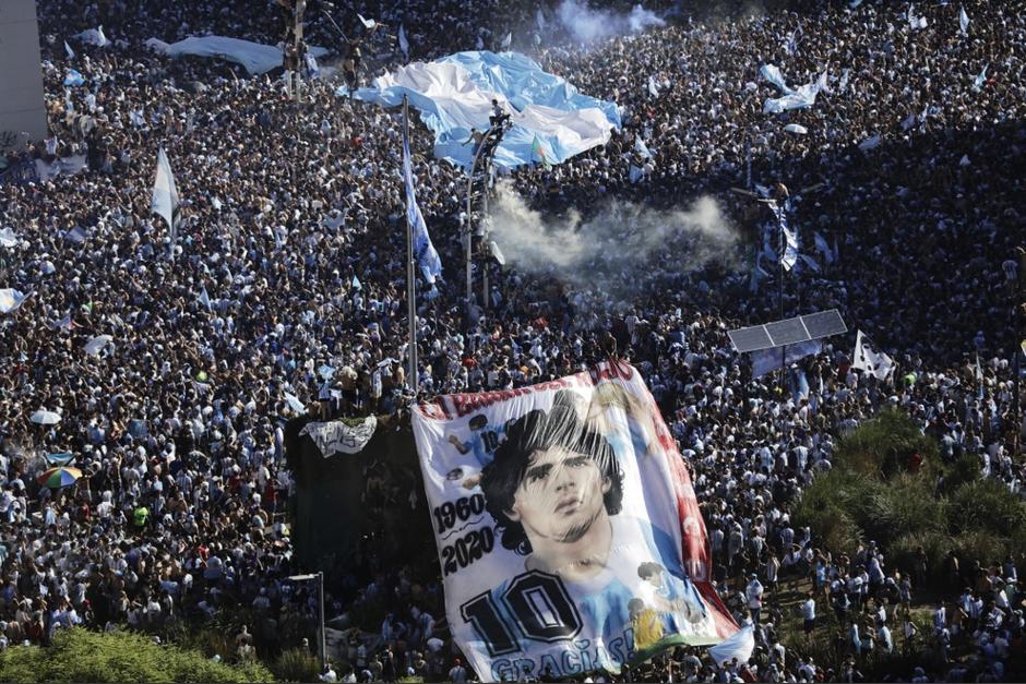 Cientos de argentinos se reunieron en el Obelisco de ese país para festejar la victoria del albiceleste. (Foto: AFP)
