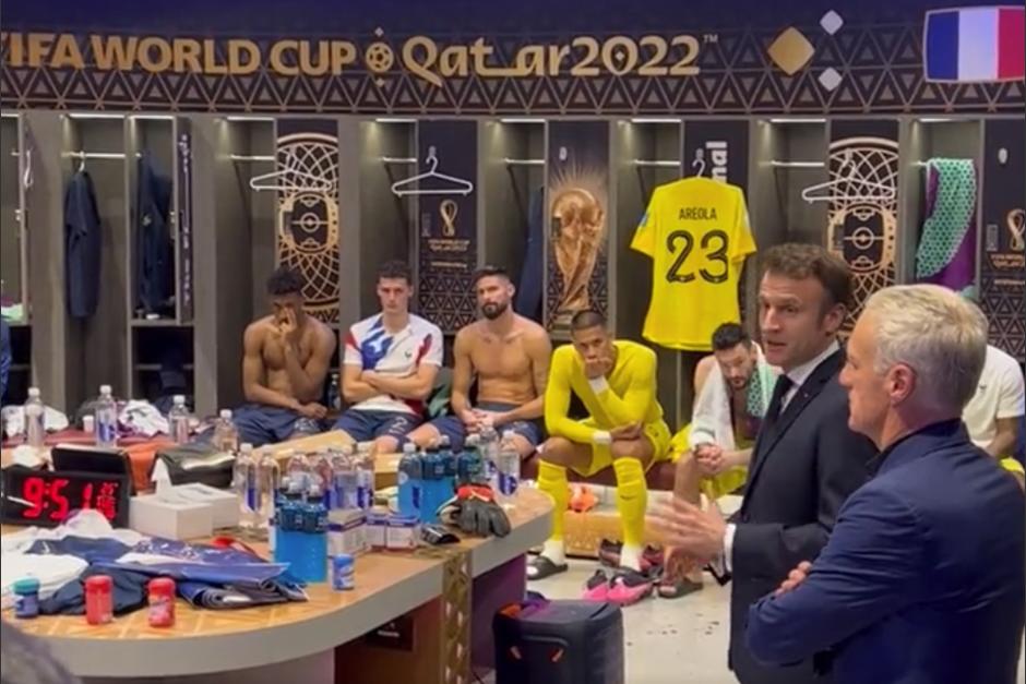 El presidente de Francia, Emmanuel Macron, llegó a los camerinos de la selección francesa. (Foto: Captura de pantalla)