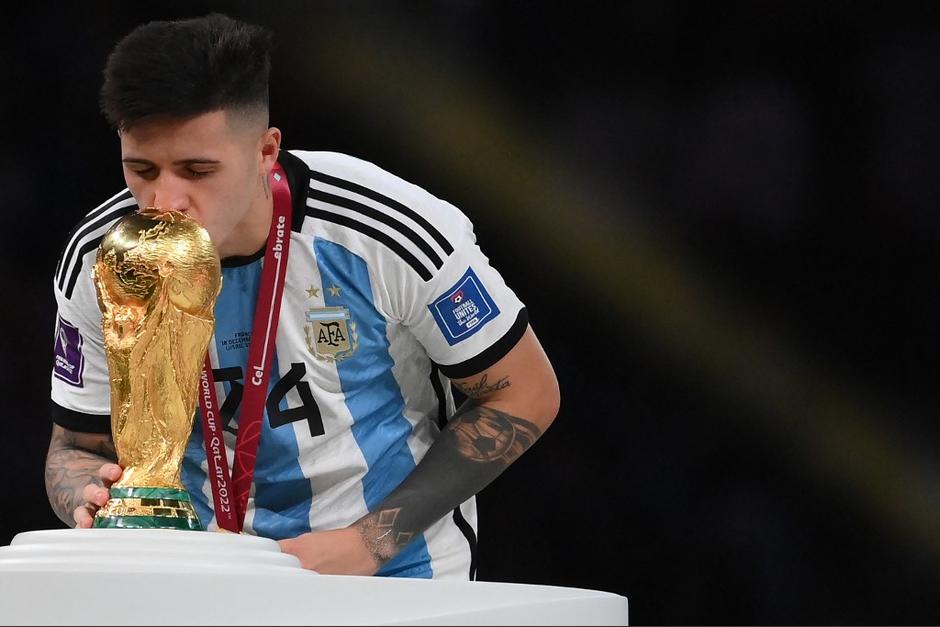 Enzo Fernández besa la Copa del Mundo en el Mundial de Fútbol Qatar 2022. (Foto: AFP)