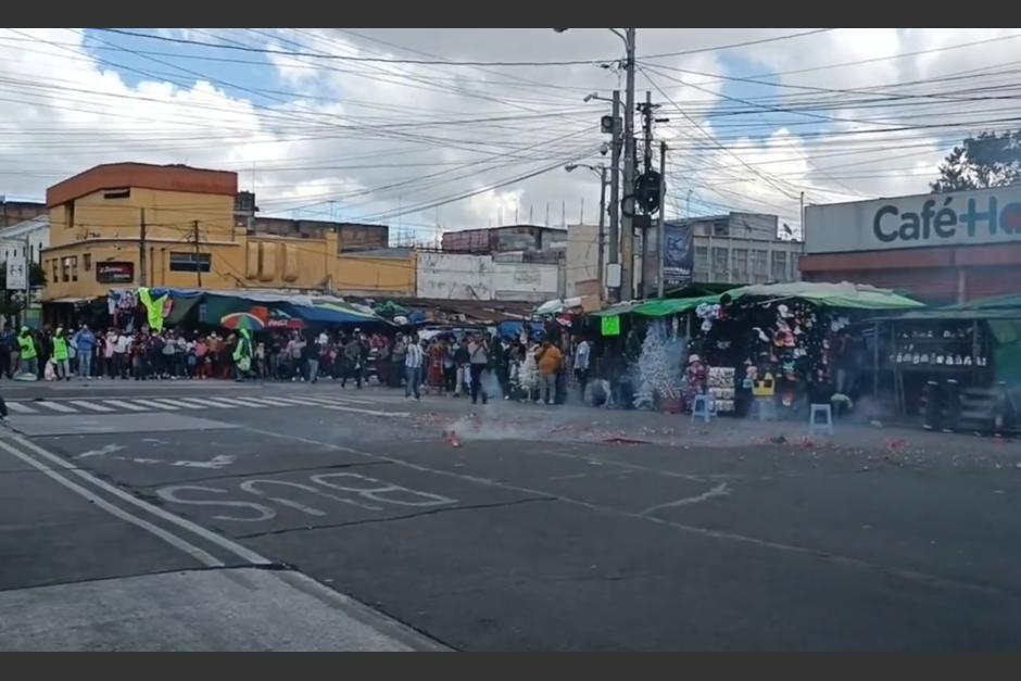Varias ametralladoras fueron quemadas en la sexta avenida y 18 calle de la zona 1. (Captura Video)