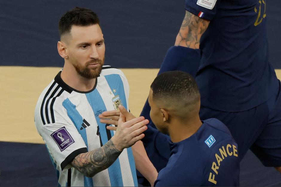 Messi y Mbappé cruzaron miradas durante el saludo antes de iniciar el partido. (Foto: AFP)