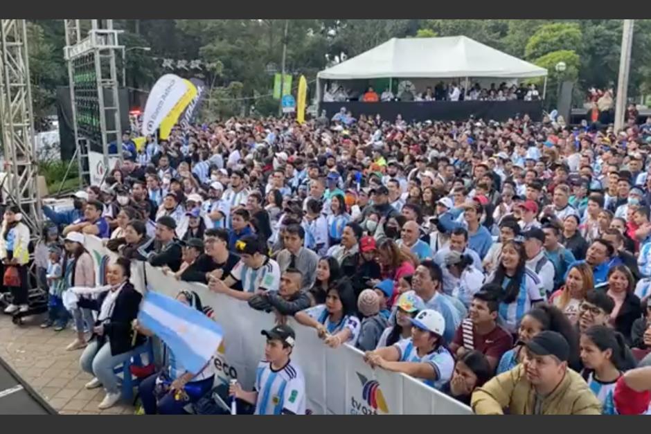 Decenas de personas acudieron al Obelisco en la zona 10. (Foto: Cortesía)
