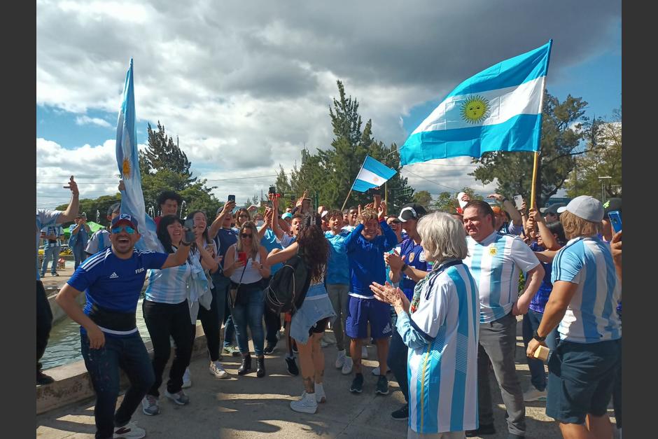 La Plaza Argentina en Guatemala se cubrió de albiceleste. (Foto: Gustavo Méndez/Soy502)