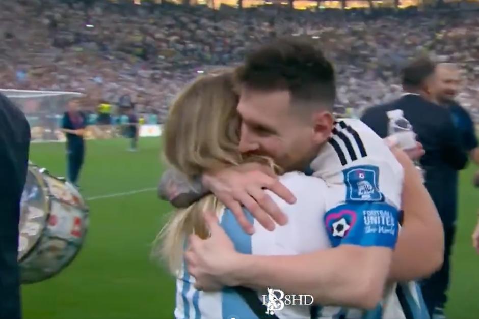 La mujer rubia corre a darle un abrazo a Messi. (Foto: captura de pantalla)