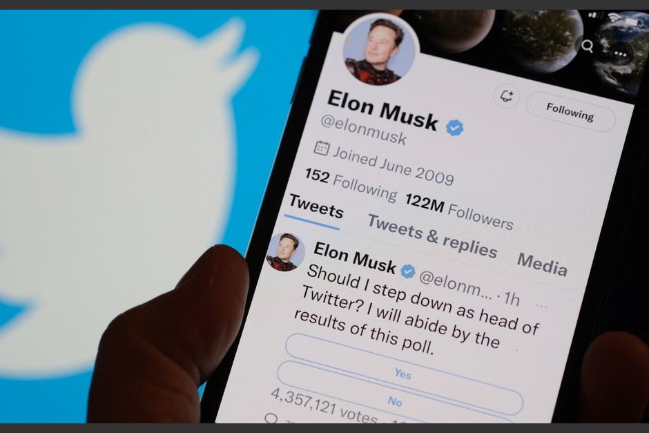 El actual director de la plataforma consultó a los usuarios si debe separarse del cargo. (Foto: AFP)