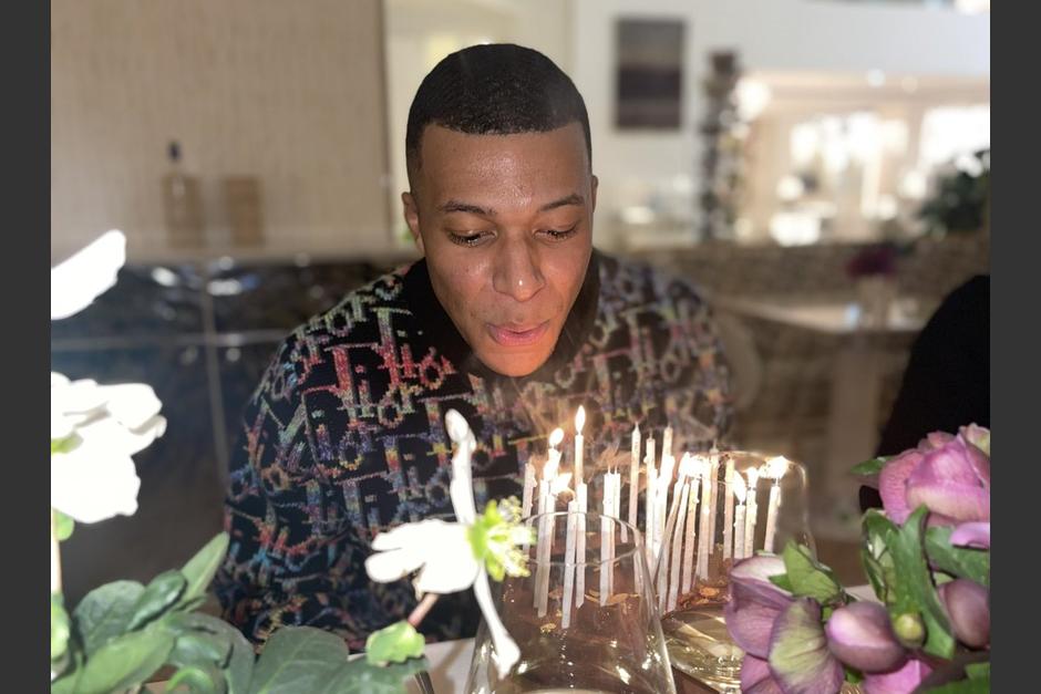 El goleador francés festejó junto con su familia su cumpleaños 24. (Foto: Twitter/Kylian Mbappé)
