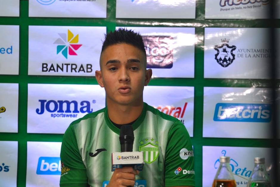 Óscar Santis vestirá los colores verde y blanco de Antigua GFC por los próximos dos años y medio. (Foto: Javier Guerra)