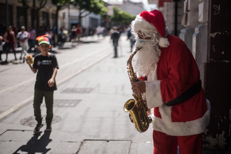 El Santa Claus brinda alegría a jóvenes. niños y adultos en La Sexta. (Foto: Wilder López/Soy502)